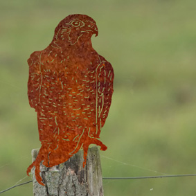 Tierskulptur Pfahlsitzer Falke Bernhard