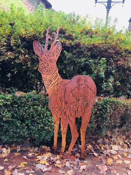 Stilvoll dekorierter Garten als inspirierende Bühne für moderne Gartendeko